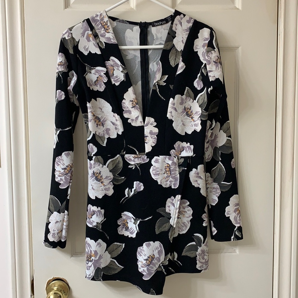 🌷3 for $25🌷Boohoo, US 6, Black White & Green Floral Plunging V-Neck Romper